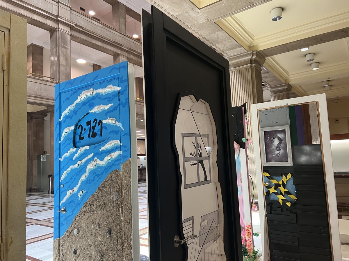 🚪El Centre Corporatiu de l’#icscat acull l’exposició “Obrint portes”, un projecte que busca apropar l’art a adolescents amb càncer com a eina per cuidar la seva salut mental.  
<a href="/MuseuNac_Cat/">Museu Nacional d'Art de Catalunya | MNAC</a> <a href="/vallhebron/">Vall d'Hebron</a> #ArtsenSalut