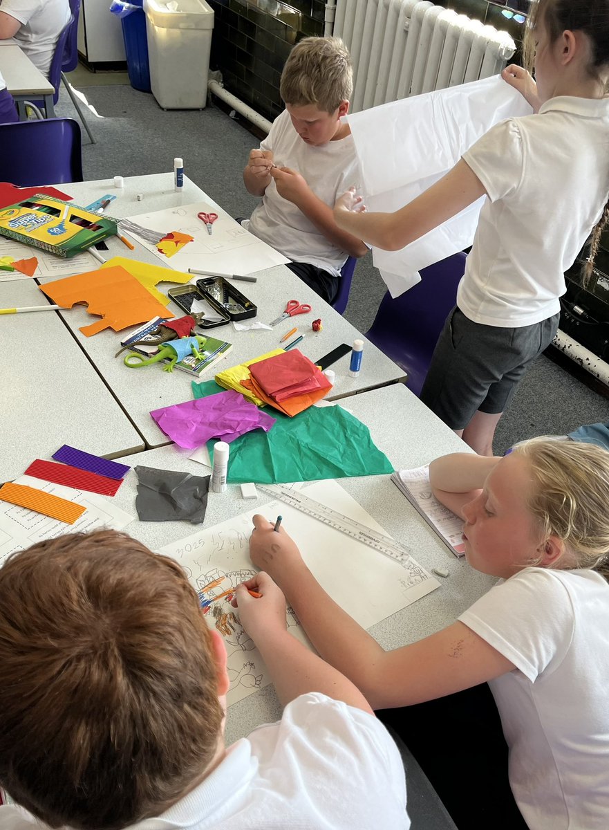 Diolch i Gweni, artist sy’n cynrychioli Sway Y Barri, am ein gweithdy celf bore ‘ma. Cyffrous iawn oedd creu celf am y dyfodol 🔮

Thank you to Gweni, an artist who represents Sway Barry, for our art workshop this morning. It was very exciting to create art about the future 💫