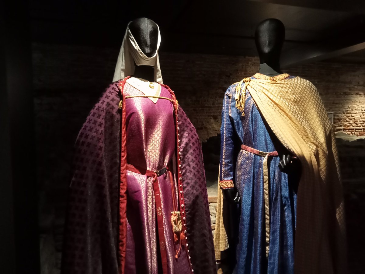 AgeMoyen's tweet photo. @MSR_Tlse Et ici, le comte et la comtesse de Toulouse vers 1210. Un costume de luxe, avec de la soie et de l'or, pour dire la richesse et la puissance... 🪙👑🪙 https://t.co/MVHg9HsSCP