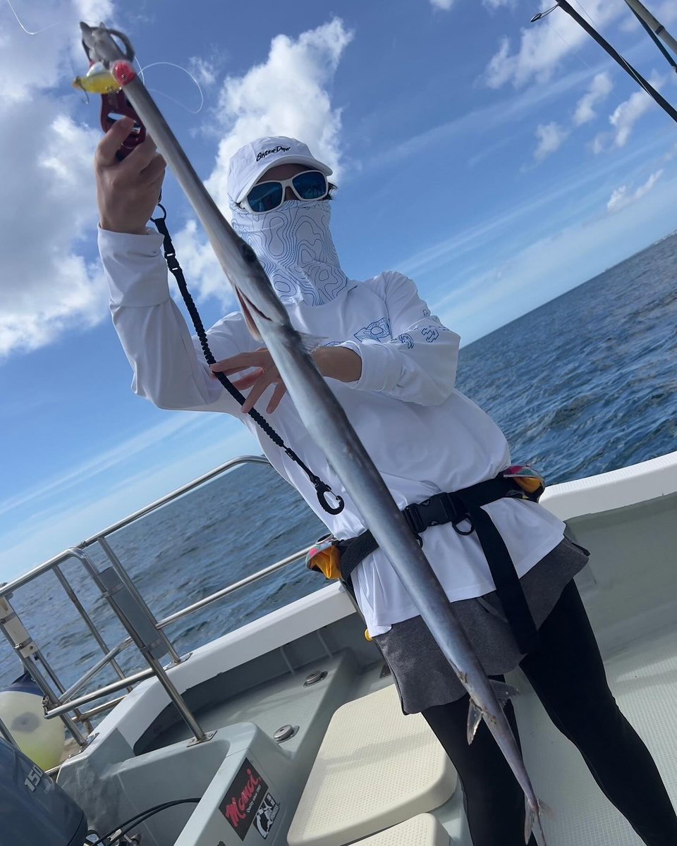 NicholeR83948's tweet photo. (顔面ほぼ隠れててすみません😂)
初めての那覇エリアでライキャス🎣✨
猛暑の中ぜーはー言ってましたが(笑)
12匹のお魚さん達が遊んでくれました☺️

#釣りガール #釣り女子ですっ #釣り好きな人と繋がりたい #船釣り好きな人と繋がりたい #船釣り #釣り船 #釣りフォト #釣り女 #釣女 #釣果 #釣りバカ https://t.co/xPTHG3Prdb