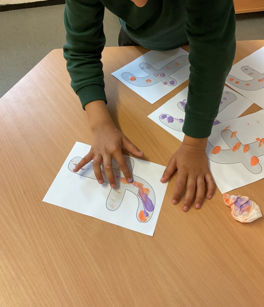 wyndclf's tweet photo. #WPSHoneycomb Fantastic phonics this morning in Honeycomb. We enjoyed our ‘f’ themed bucket time and then practised our letter formation. #phonics #letterformation https://t.co/6wCSiPLqef