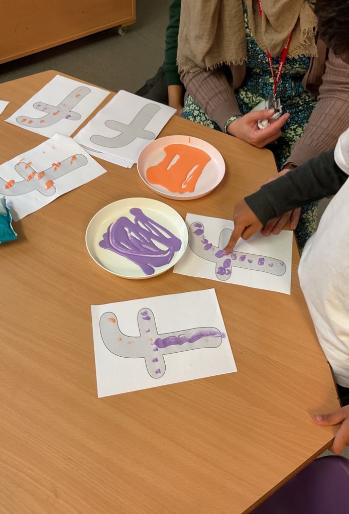 wyndclf's tweet photo. #WPSHoneycomb Fantastic phonics this morning in Honeycomb. We enjoyed our ‘f’ themed bucket time and then practised our letter formation. #phonics #letterformation https://t.co/6wCSiPLqef