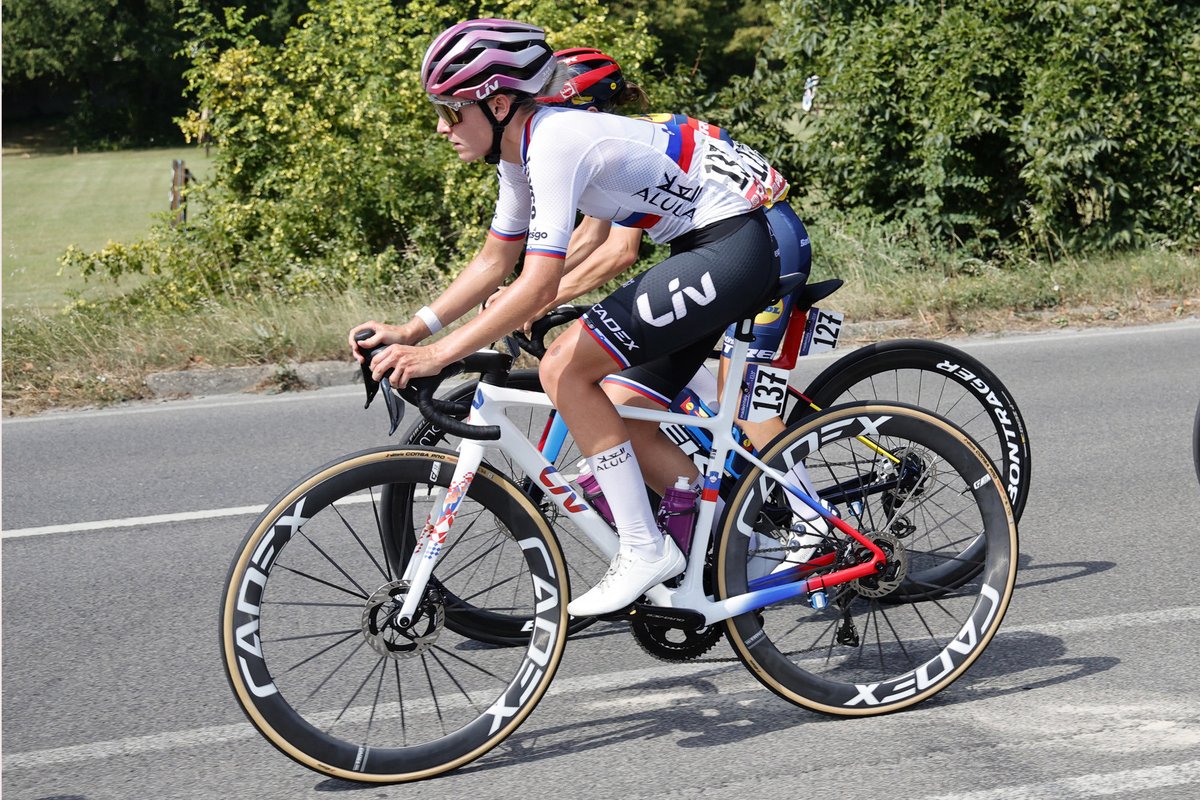🇮🇹 #GirodItaliaWomen

It’s here and it’s beautiful 😍 

⁦<a href="/urskazigart/">Urška Žigart</a>⁩ shows off her new custom ⁦<a href="/LivCyclingWorld/">Liv Cycling</a>⁩ Langma and we just can’t get enough of it.