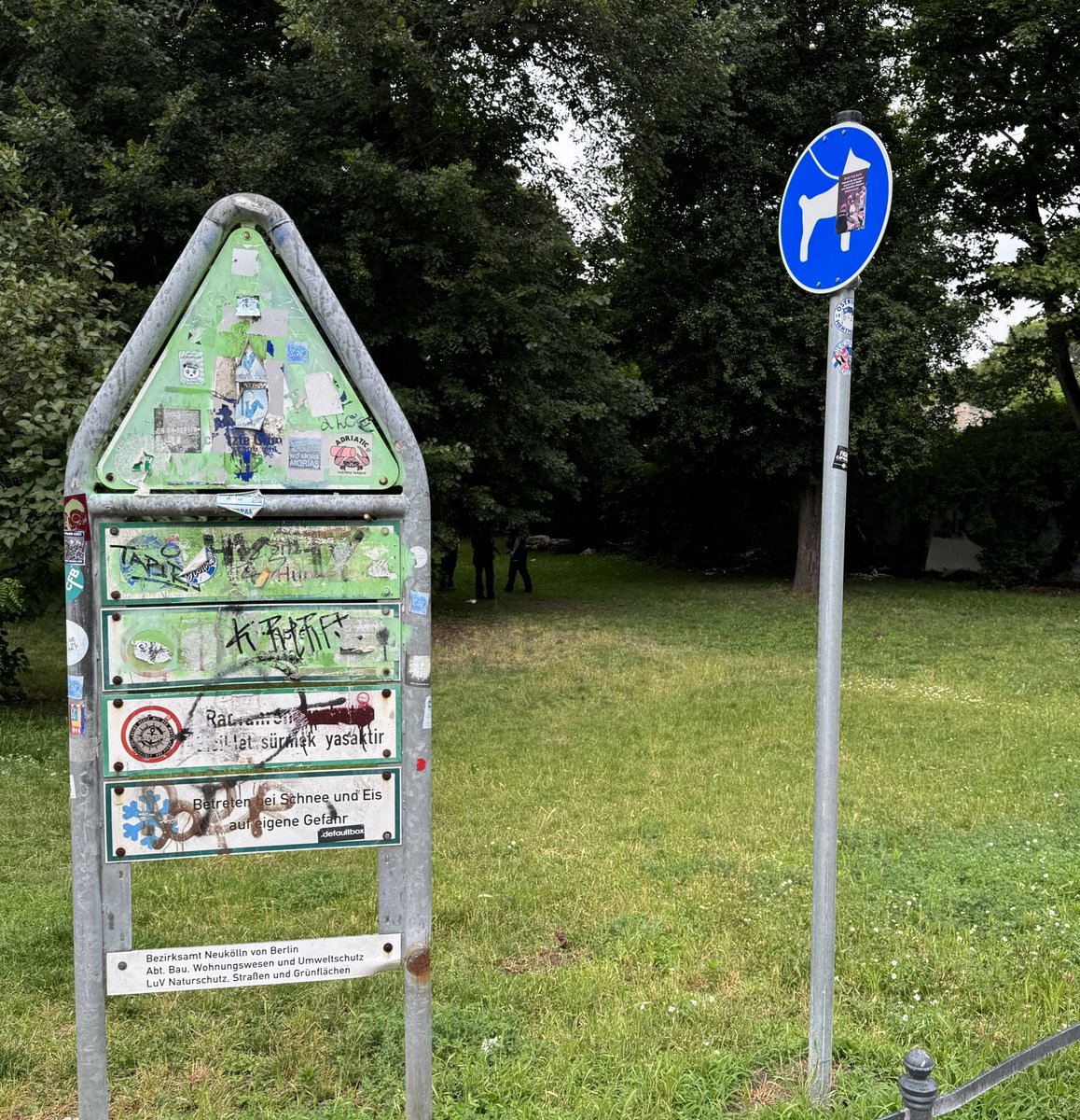 GerritKringel's tweet photo. Unsere Grünanlagen/Parks dienen der Erholung und sind keine Zeltplätze! Deshalb gehen wir konsequent gegen Wildcamper vor. Allein gestern wurden 6 Zelte entfernt und 10 Platzverweise ausgesprochen #Berlin #Neukölln https://t.co/3f5iNOnwOQ