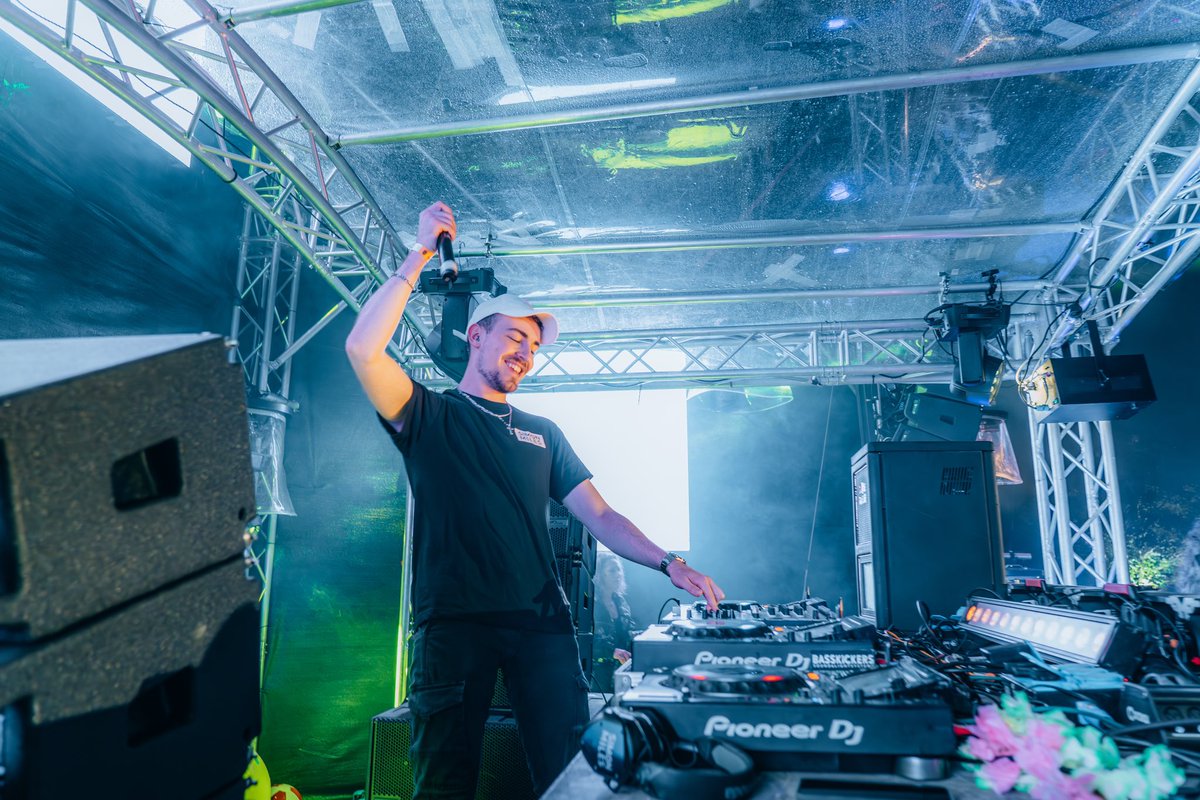 Last weekend in Italy was one for the books 🇮🇹
THANK YOU &amp; see you next year beachfete! 

#tourlife #summer #festival