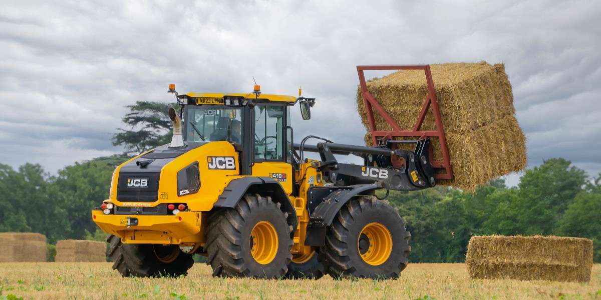 JCBagriculture's tweet photo. Lighten the load. A #JCB 419S wheeled loading shovel from Reco JCB lifting bales for James Bolton Agricultural Contracting. Discover more: https://t.co/sA28puSk5e. #WheelLoaderWednesday #JCBmoment
_
Photos by @farmphotodorset https://t.co/L8O4FhVRRW
