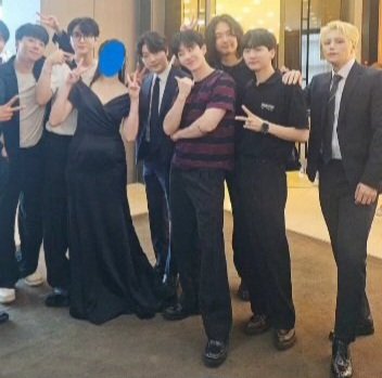 화질은 안 좋지만 다른 포즈 사진ㅎㅎㅎ
여전히 멋지다 울 오빠들👍