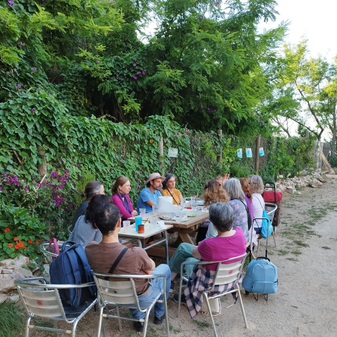 CCElSortidor's tweet photo. @Fonttrobada 🌿 I vam acabar la ruta fent un tast amb patés vegetals i untables fets amb les herbes comestibles que ens va descobrir el Pau, naturalista, Doctor en Ciència i Tecnologia Ambiental i autor de la "Guia de la flora urbana dels Països Catalans" publicada per
@Cossetania.

#ataula https://t.co/vBkU6mUQwP