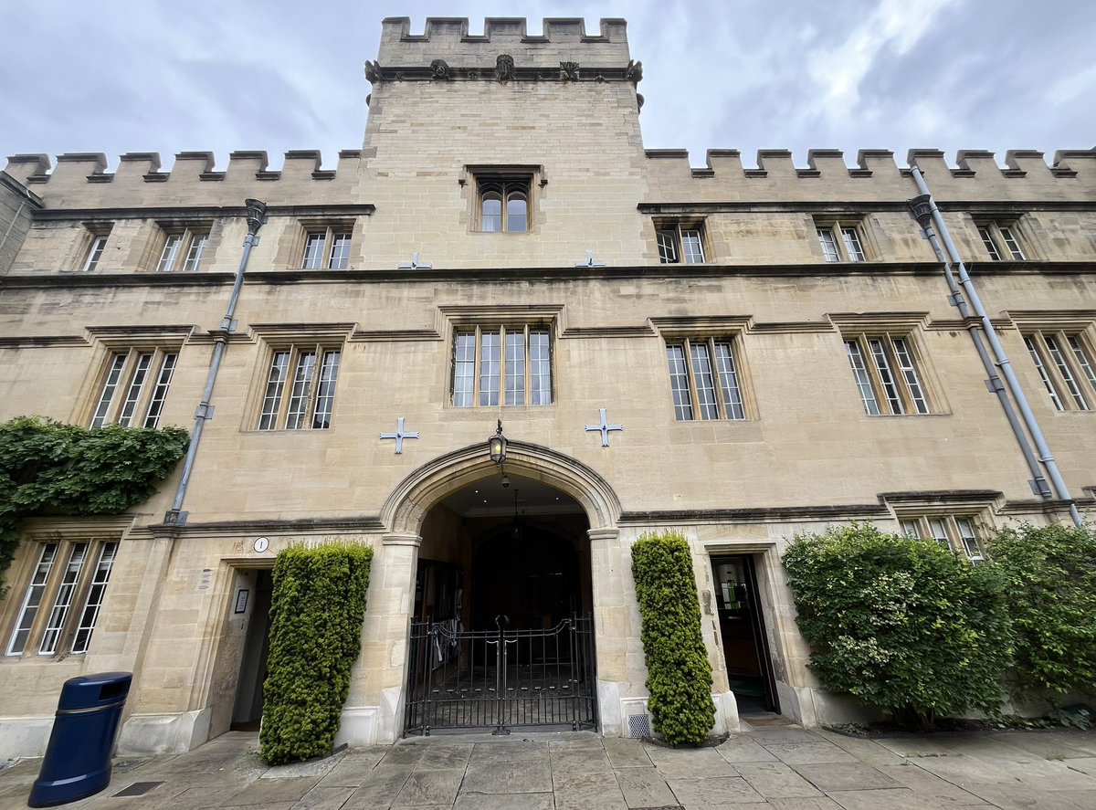 We’ve arrived at Jesus college. 👩🏼‍🎓👨🏻‍🎓🤩