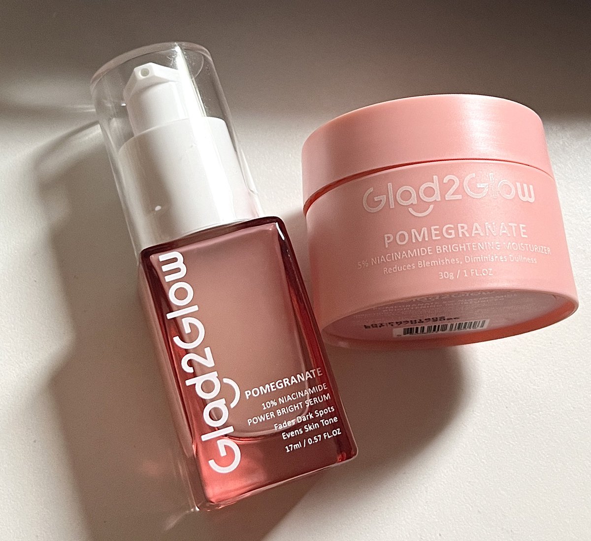 glad2glow pomegranate serum+moist🌷✨

สกินแคร์ราคาเบาๆราคาน่ารักไม่เกินสองร้อย ส่วนผสมทับทิม 
- ตัวเซรั่มมี niacinamide 10% ผิวกระจ่างใสผิวใส
- ตัวม้อยส์มี niacinamide 5% ผิวกระจ่างใสผิวชุ่มชื้นไปในตัว เนื้อสัมผัสบางเบา ตัวม้อยส์ทาเยอะได้สบายๆ ใช้คู่กันผิวใสคูณสองง🫶🏻 https://t.co/9yxMPgtHfI