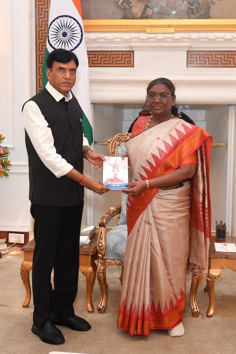 mansukhmandviya's tweet photo. लोक प्रशासन में निर्णय लेने की हमारी प्राचीन एवं वैदिक प्रणाली रही है। जिसको पुनः स्थापित करते हुए पीएम @NarendraModi जी ने ‘चिंतन शिविर’ का मंत्र दिया है।

इन चिंतन शिविरों के अनुभवों और सफलताओं को संकलित करते हुए मैंने ‘चिंतन शिविर - लोक प्रशासन का मोदी मंत्र’ पुस्तक लिखी है। https://t.co/sstvHMTNCD