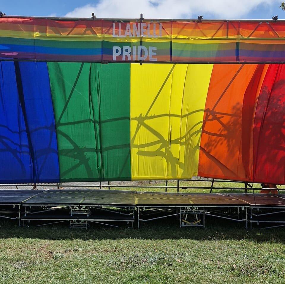 AgeCymruDyfed's tweet photo. Catch us at Llanelli Pride this Saturday, 13 July. A great event for all. Pop by our stand, say hi! #llanellipride ππ«Άπ₯³
Daliwch ni yn Balchder Llanelli dydd Sadwrn yma, 13 Geoff. Digwyddiad gwych i bawb ei fwynhau. Galwch heibio a dweud helo!
https://t.co/GGfWai1SG6 https://t.co/iFDRduKpDK