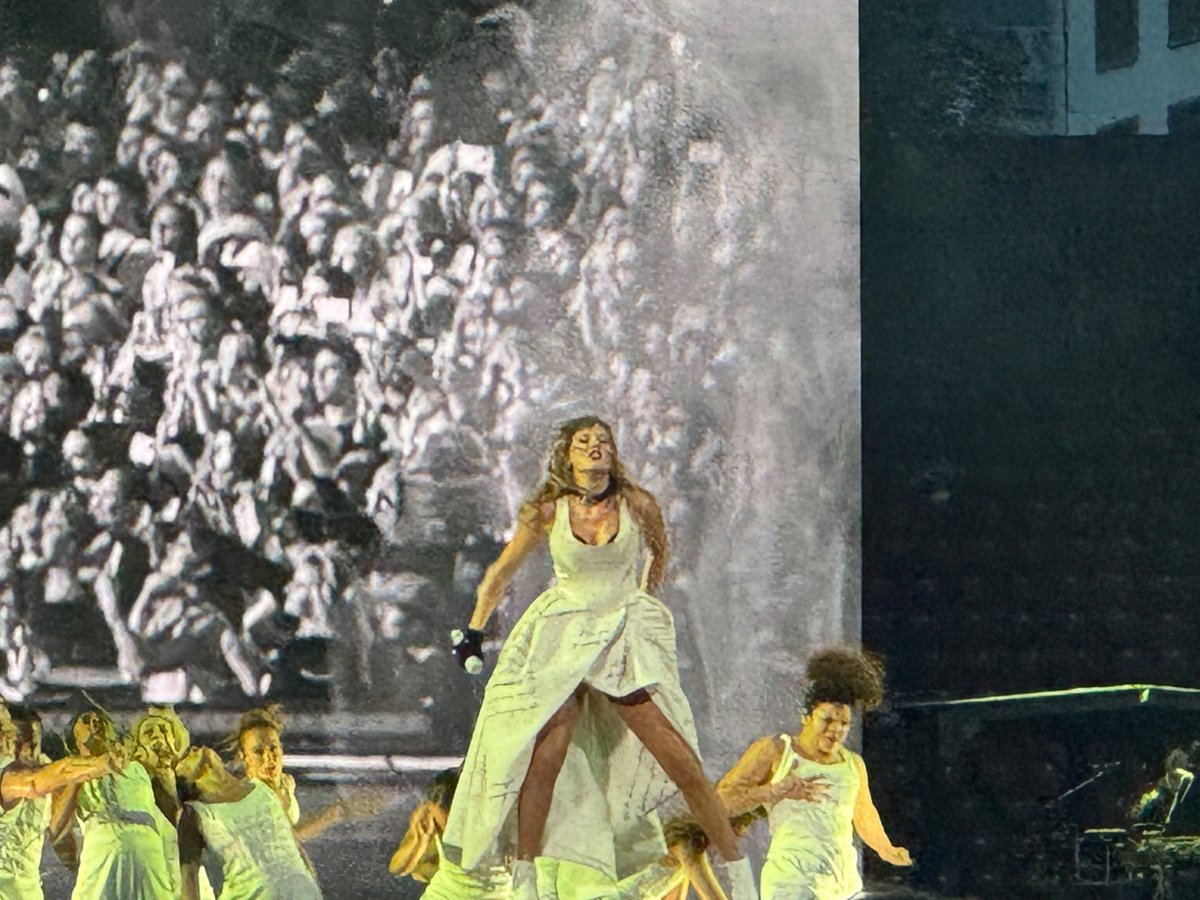Tayvis13874ever's tweet photo. #ZurichTSTheErasTour I had the time of my life with you ❤️❤️❤️@taylornation13 https://t.co/a7lufST1PV