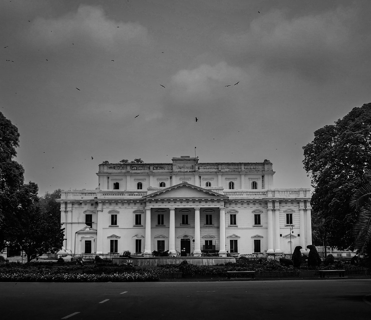 iammuddii's tweet photo. Amazing architecture captured with OnePlus 10 pro.
.
.
.
#ShotonOnePlus #oneplus #blackandwhite #architecture #phonephotography #lahore #quaideazamlibrary #travel https://t.co/mGceWu4jDn