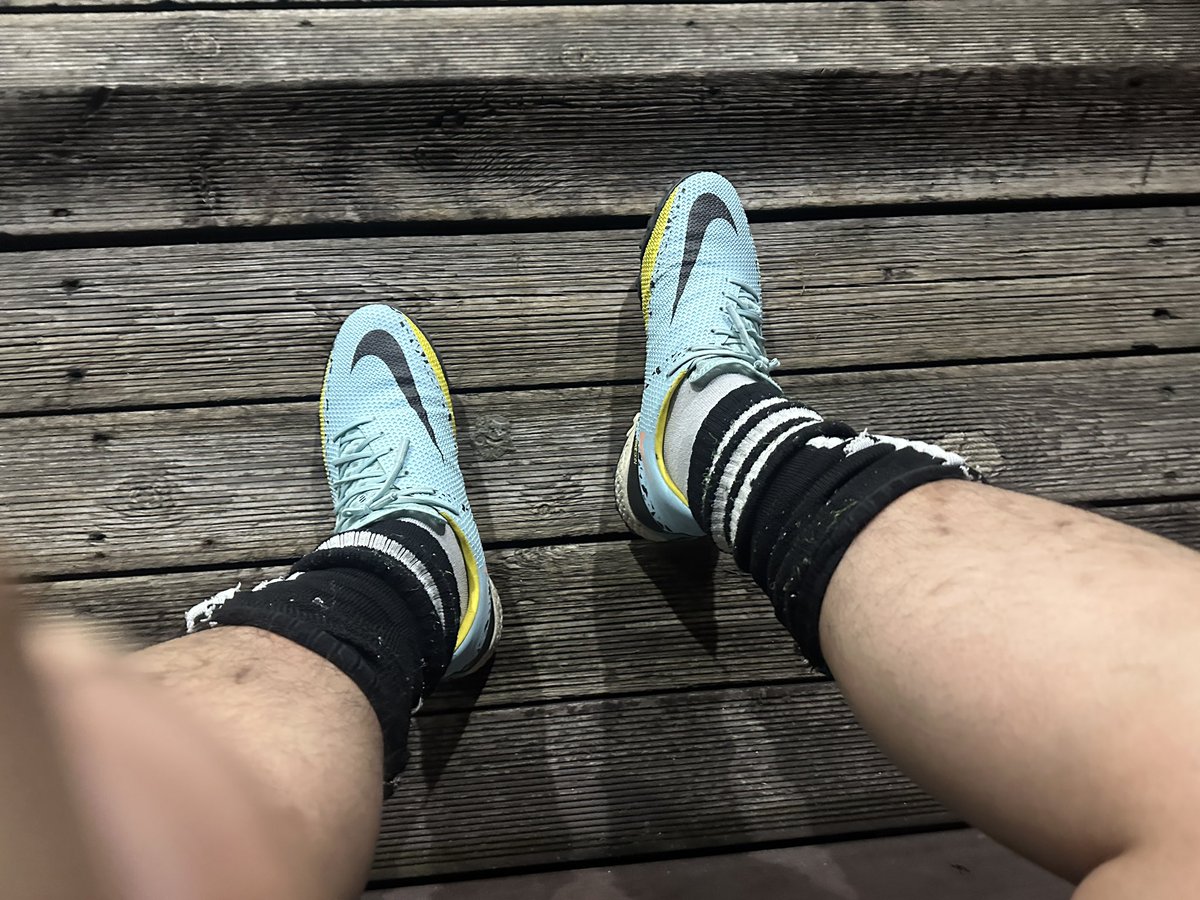 다음주에 ㅋㅋ 같이일하는 다른부서와 풋살재미로 한다고들었는데 판이 점점 커졌네.....ㅋㅋ쫄깃하네🤭

#일상 #에세머 #맘눌뎀 #풋살