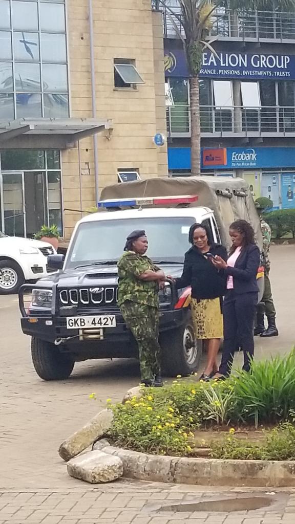 nyikuri_'s tweet photo. Huyu mumama amesema tuingie ndani atufungie, akaendelea, "Nitaita wenzangu tuwaue. Hii si Parliament."
#OccupyCLE https://t.co/77MfFhGd1C