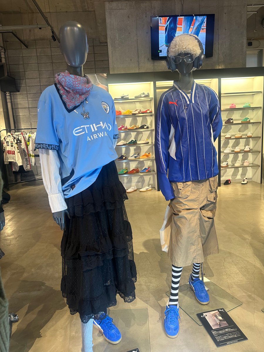 fashionjp's tweet photo. #PUMA 2024年秋冬展示会にて。
文化ファッション大学院大学(#BFGU )の学生が #PALERMO スニーカーをメインに使用したスタイリングを披露。ブロークコアスタイルをテーマに、個性的でお洒落なスタイルが並びました✨👟
会場ではグローバルアンバサダーに就任したBLACKPINK ロゼのビジュアルも発見👀 https://t.co/98qB4u0ysz