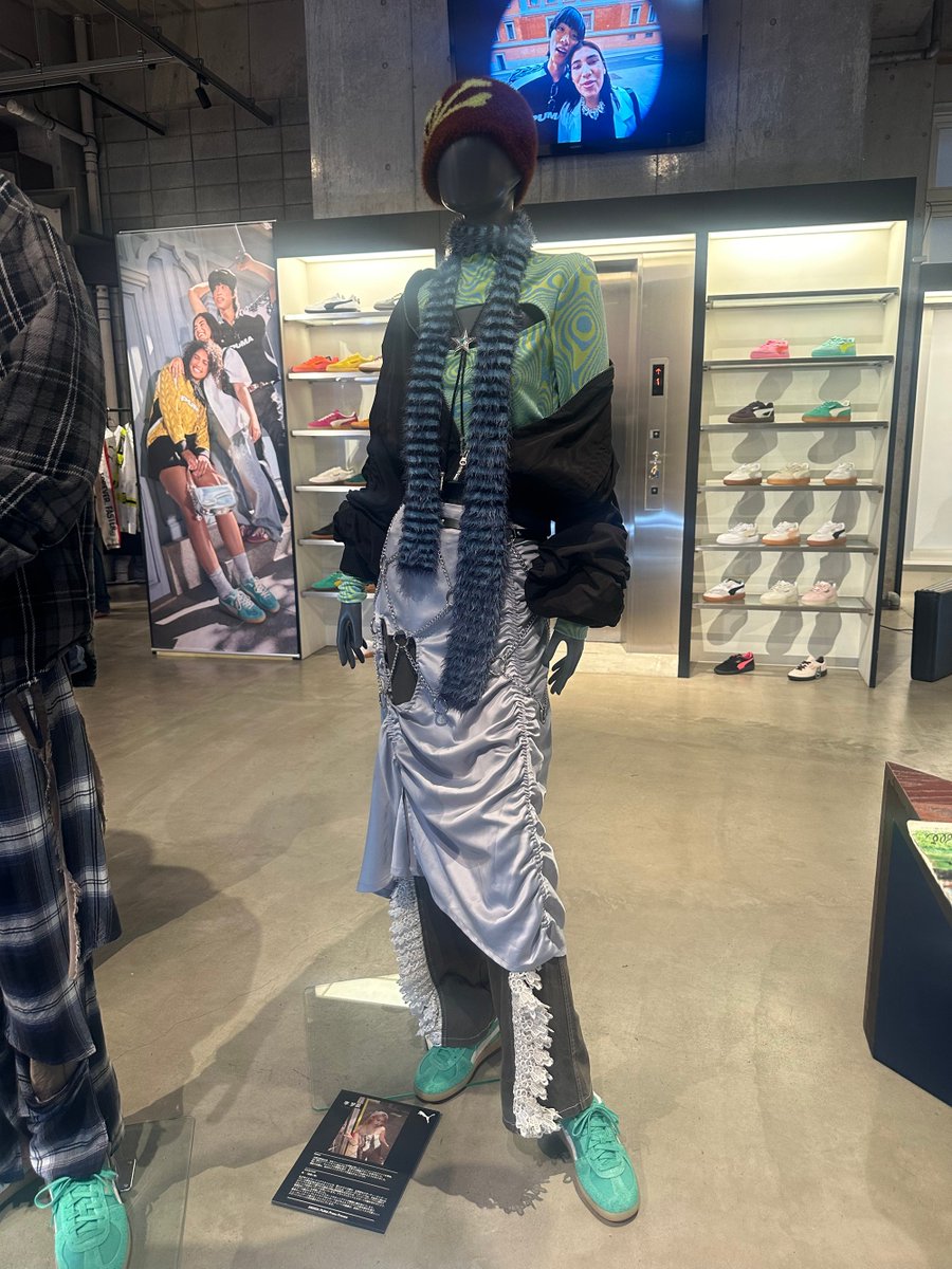 fashionjp's tweet photo. #PUMA 2024年秋冬展示会にて。
文化ファッション大学院大学(#BFGU )の学生が #PALERMO スニーカーをメインに使用したスタイリングを披露。ブロークコアスタイルをテーマに、個性的でお洒落なスタイルが並びました✨👟
会場ではグローバルアンバサダーに就任したBLACKPINK ロゼのビジュアルも発見👀 https://t.co/98qB4u0ysz