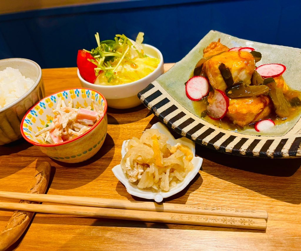NishimuraS5296's tweet photo. 🐟本日の夜の日替わりランチ🍙

真鱈のフリット京都産胡瓜の和風あんかけ定食
サラダ前田農園産野菜使用
おばんざい2種 牛蒡サラダ 千切り大根
ごはん前田農園産ミルキークイーン
京都産合わせ味噌のお味噌汁

何卒���しくお願い致します🍎 https://t.co/cErta0kaug