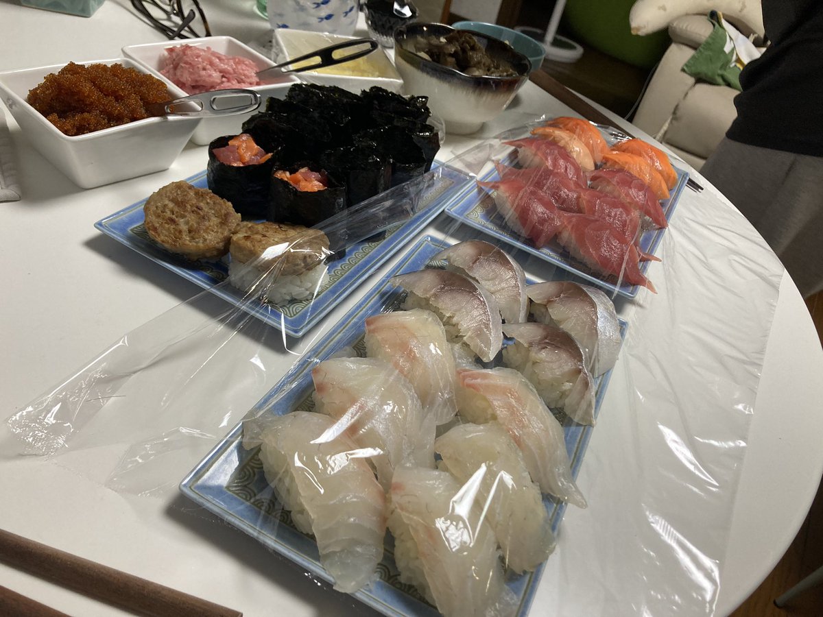 tshkn_2's tweet photo. 誕生日だから嫁がお寿司握ったって！！ https://t.co/5qkVUbnZlK