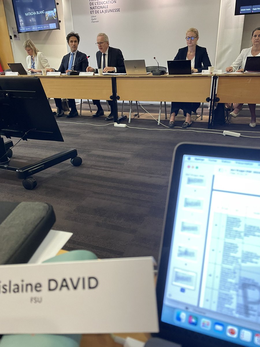 CSA ministériel ce matin. Hier <a href="/NBelloubet/">Nicole Belloubet</a> disait que le ministère avait besoin de « stabilité » car c’est « un élément majeur d’écoute des enseignants ». Elle brille une fois de plus par son absence aujourd’hui, en six mois elle ne sera jamais présentée devant cette instance