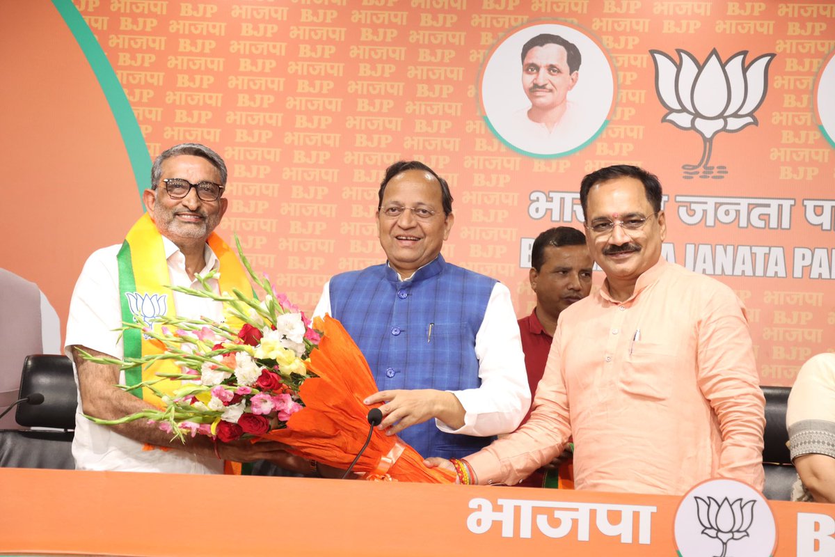 Virend_Sachdeva's tweet photo. आज भाजपा केंद्रीय कार्यालय पर यशस्वी प्रधानमंत्री श्री @narendramodi जी की विकास परक कार्यशैली और कुशल व दूरदर्शी नेतृत्व से प्रभावित होकर दिल्ली AAP सरकार के पूर्व मंत्री श्री राजकुमार आनंद जी, विधायक छत्तरपुर श्री करतार सिंह तंवर जी,पूर्व विधायिका श्रीमती वीना आनंद जी, निगम पार्षद श्री उमेद सिंह फोगाट जी, हिमाचल प्रदेश प्रभारी AAP श्री रत्नेश गुप्ता जी व सह प्रभारी हिमाचल प्रदेश AAP श्री सचिन राय जी ने भारतीय जनता पार्टी की सदस्यता ग्रहण की।

इस अवसर पर राष्ट्रीय महामंत्री व राज्यसभा सांसद श्री @ArunSinghbjp जी के साथ नव आगंतुकों का भाजपा परिवार में स्वागत व अभिनंदन किया !