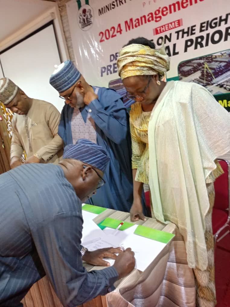 Back to when our DG/CEO, Mr Kolawole Ogunbiyi signed the Performance Bond before Prince Shuaibu Abubakar Audu, Hon. Minister of Steel Devt;  HE Uba Maigari Ahmadu, Minister of State; and Permanent Secretary of the Ministry, Dr. (Mrs) Mary Ogbe in Abuja on March 22, 2024.