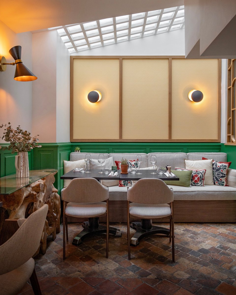 La rue Véron, entre le Moulin Rouge et Abbesses, enchaîne les bonnes tables, la preuve avec La Chaise Haute. Lire la suite : parisbouge.com/restaurants #restaurant #restaurantparis #parisrestaurant #restoparis #bonneadresseparis #photoculinaire #bistrot #bistro #paris18