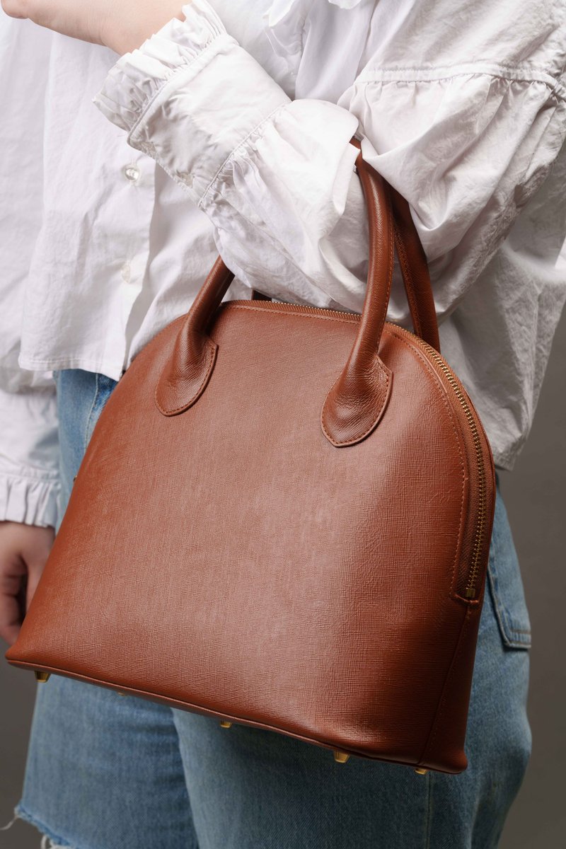 こんにちは！革製品のOEMエシカルファクトリーです☺️

今日は私たちのセミオーダーの新しい型をご紹介します！
レディースハンドバッグ👜
ラウンド型で高級感のあるバッグで、
内側にはポケットが付いており小物収納も可能で便利です！
使うレザーや質感によってだいぶ雰囲気が変わりそうですね🥰