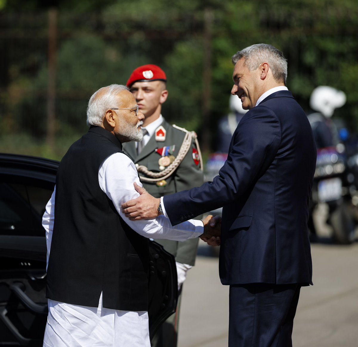 karlnehammer's tweet photo. Prime Minister @narendramodi and I agree: The West and the countries of the global South must combine forces to further pursue the path chosen at the peace summit in Switzerland. Also in this regard, India has a crucial role. The war in the Ukraine must end; Austria will make every possible effort and is also ready to serve as a venue for dialog. 🇦🇹🤝🇮🇳