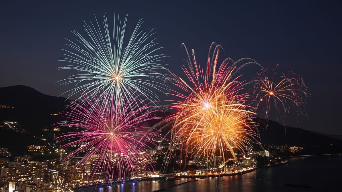 静岡県熱海市で、夏の「熱海海上花火大会」開催。迫力ある音と鮮やかな光の競演が楽しめます。開催日は7/26(金)・8/5(月)・8/8(木)・8/18(日)・8/23(金)→event-checker.info/atami-hanabi/