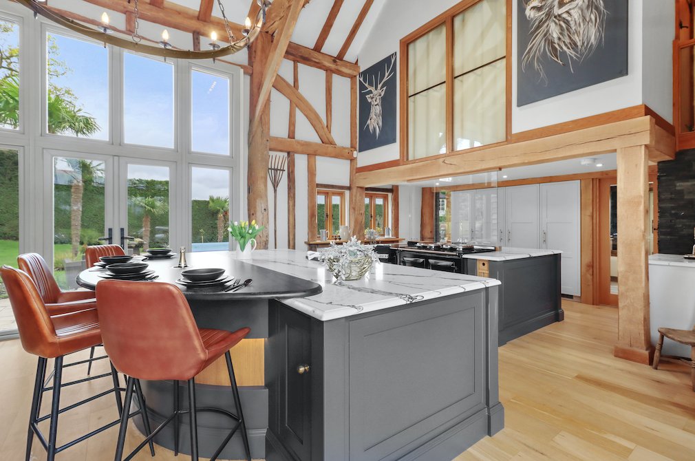stonehamkitchen's tweet photo. This #classickitchen has been created with our Knole range offering the perfect style to suit the 16th century home. A striking black #breakfastbar was installed along with a #pantrycupboard, impressive glass splashback and a split faced slate feature wall.
More here - LINK TBC https://t.co/y8mZEAGGjo