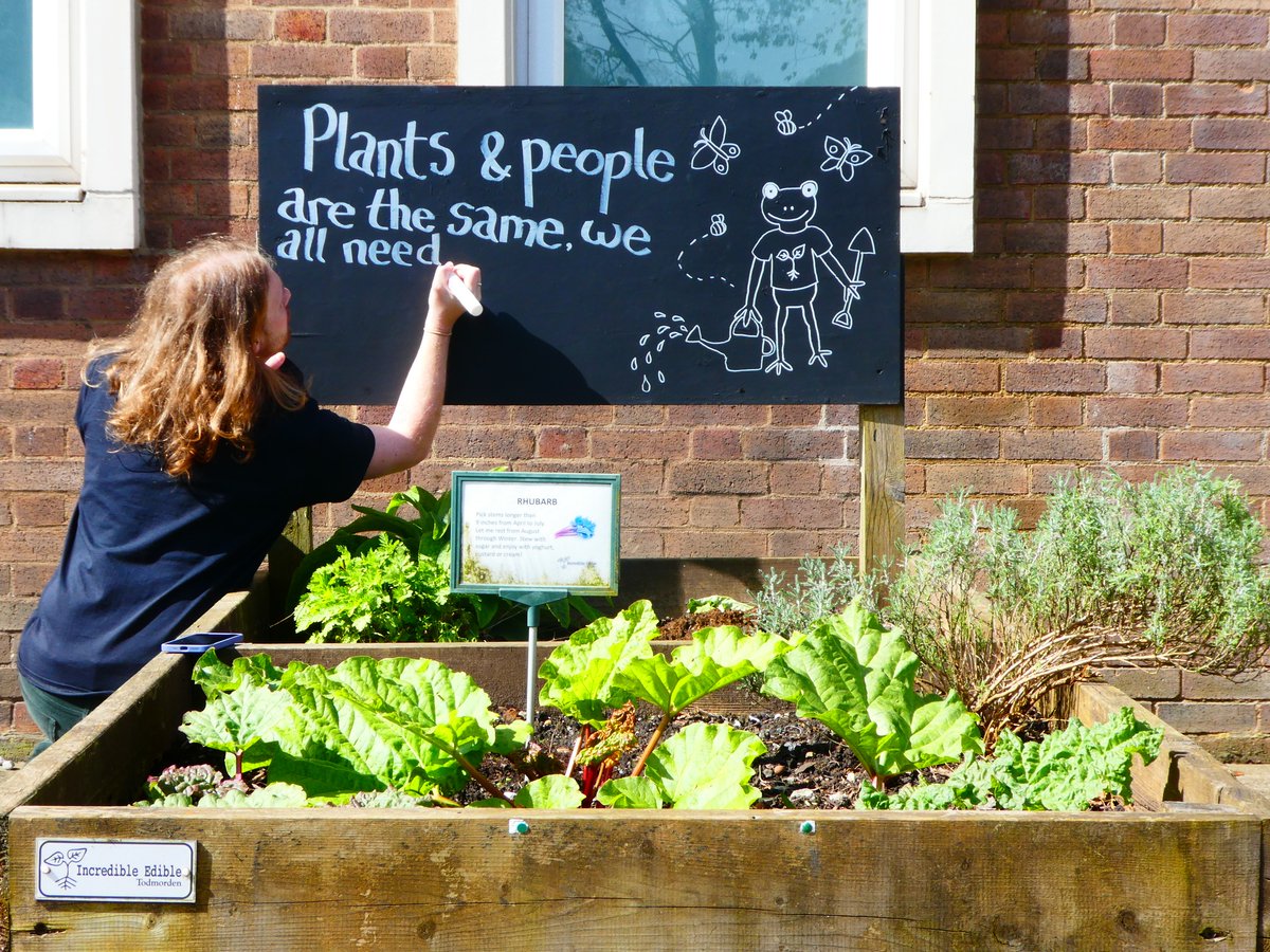 designcouncil's tweet image. 🌍 #DesignForPlanet in Action | Incredible Edible is a community-led project transforming public spaces across the UK into community gardens, fostering local food production, education, and community engagement 🍏 #SystemicDesign