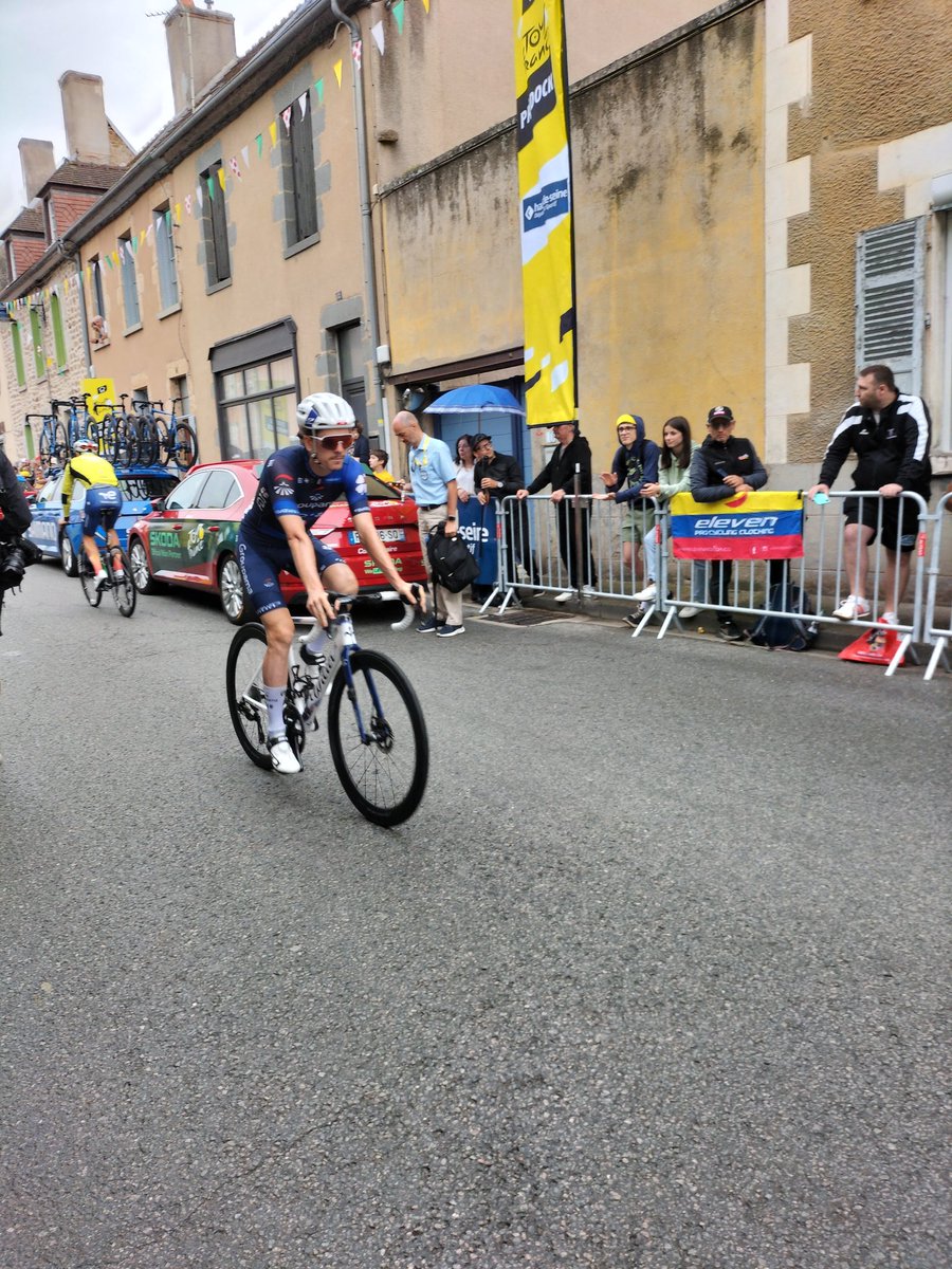 Sur le Tour, chez moi en Creuse, grâce à mes amis, à Netto Aubusson et à un de ces fournisseurs dans le village vip. Une autre expérience ☺️🎉
