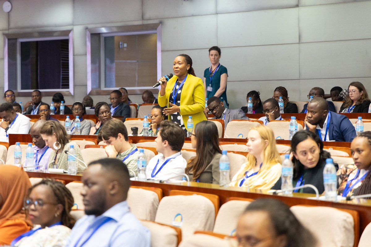 I chaired the 1st session on "emerging perspectives on global health" with presentations from  @tedmiguel &amp;Constantine Manda. They highlighted new global health threats e.g. pandemics, underlying trends e.g. changing demography &amp; opportunities in Big Data to address them
#AES2024