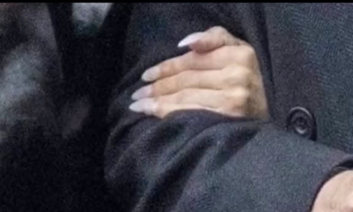 ˚ ༘`✦ ˑִֶ 𓂃⊹ ❝ 𝓢he don’t 𝗯𝗲𝗹𝗶𝗲𝘃𝗲 in 𝑠ℎ𝑜𝑜𝑡𝑖𝑛𝑔
 𝑠𝑡𝑎𝑟𝑠, but 𝓼he 𝗯𝗲𝗹𝗶𝗲𝘃𝗲 in 𝑠ℎ𝑜𝑒𝑠 𝑎𝑛𝑑 𝑐𝑎𝑟𝑠. ❞

прошу прощения, что заставил так
долго ждать. запрыгивай и поехали
покорять  ̶о̶б̶д̶и̶р̶а̶т̶ь̶ богатые районы.