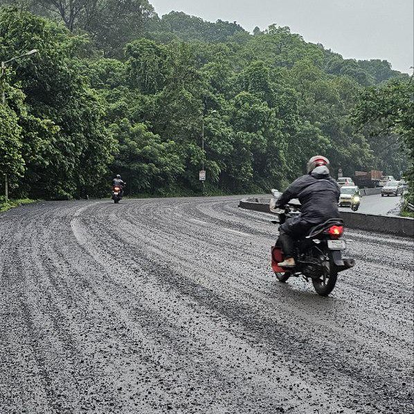 QueenofThane's tweet photo. This Highway has many names i.e
1. Ghodbunder 
2. Mumbai Ahmedabad Highway
3. Golden Quadrilateral 
4. NH
Yet quality of this road is bullshit, built to kill people. Dear @CMOMaharashtra
Please tell @dadabhuse  @mahapwdofficial @MMRDAOfficial to help ! #thane #mumbai https://t.co/IQ9V8tCZjq