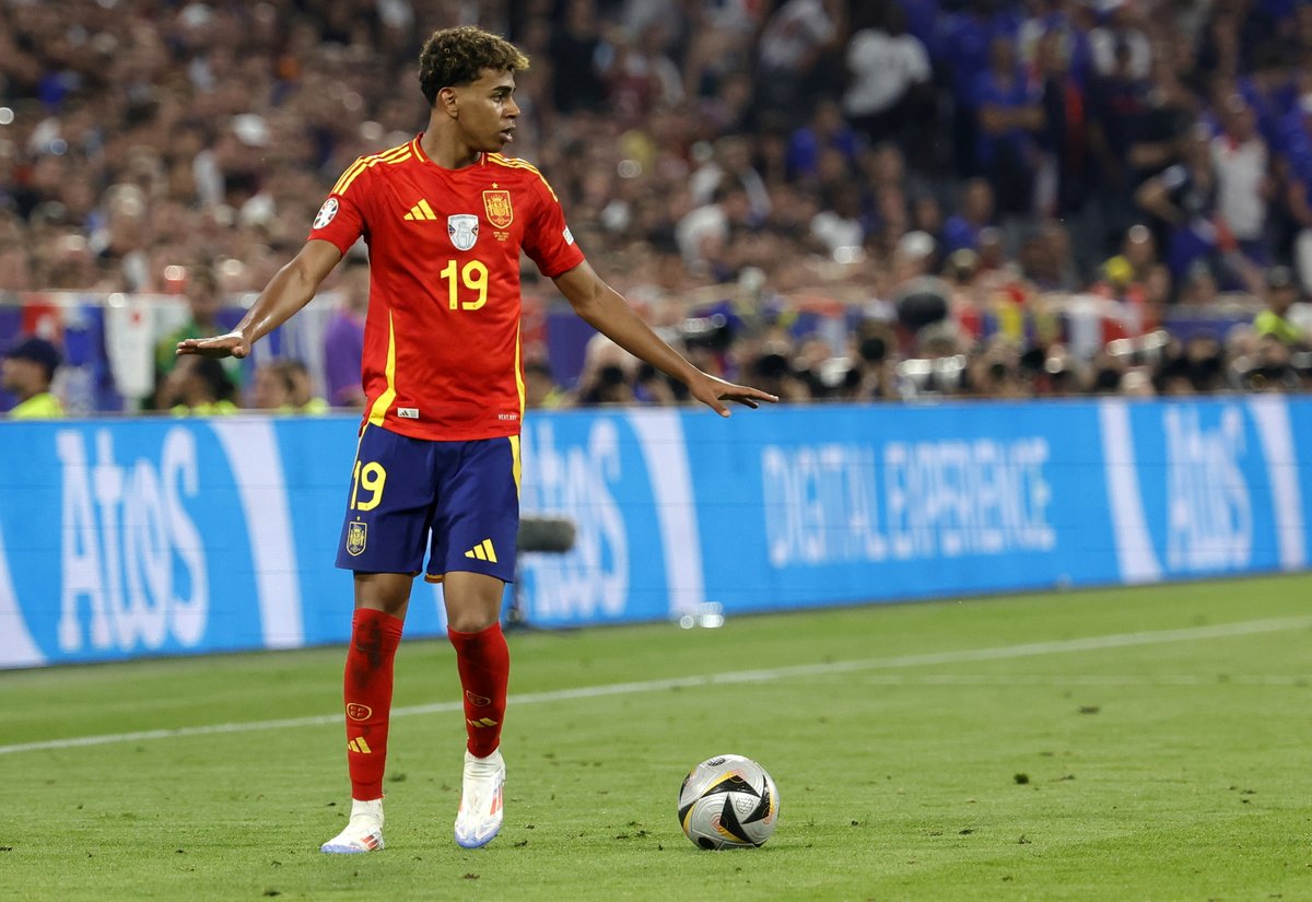 LAMINE YAMAL, EL ARTE DEL ENGAÑO

Vamos con #LaLupa de cómo Lamine logró cambiar el ritmo del partido ante Francia. Y dejó un mensaje que el Barça tiene que aprovechar. 

Vamos allá.

@StatsBombES