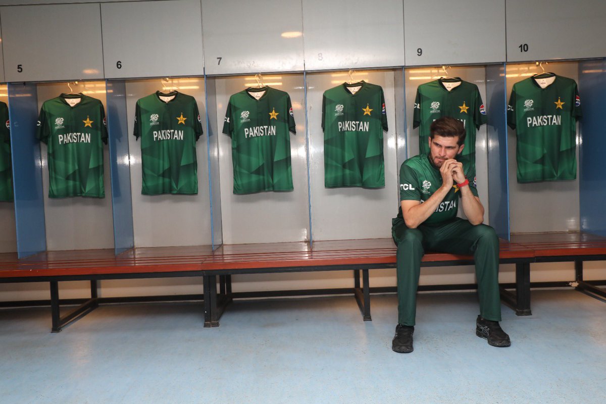 ایک مخصوص طبقہ ورلڈکپ کے بعد سے ہی شاہین شاہ آفریدی کو ٹارگٹ کررہا ہے۔ بھارت کے خلاف میچ شاہین کی وجہ سے ہارے ؟ امریکا کے خلاف شاہین کی وجہ سے ہارے ؟ صرف ایک کھلاڑی کی وجہ سے ٹیمیں نہیں ہارتیں ۔ کیا گزشتہ 6 ایونٹس میں جو ناکامی ہوئی ہے اس کا زمے دار بھی شاہین ہے ؟ شرم کرو یار