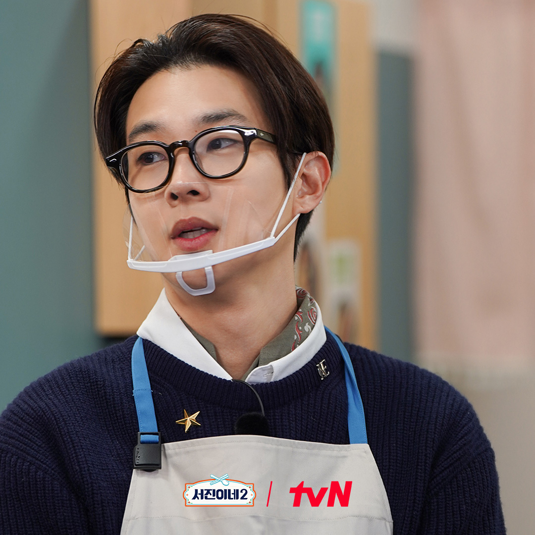 chtvn's tweet photo. 홀은 저한테 맡기세요!
셰프 우식에서 홀 마스터 최로 변신 완료✨️

<서진이네2>
✔ [금] 저녁 8:40 방송
#서진이네2
#이서진 #정유미 #박서준 #최우식 #고민시
#tvN #tvN에서봐 #스트리밍은TVING https://t.co/DyNKRvhVss