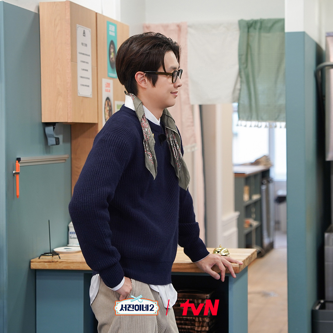 chtvn's tweet photo. 홀은 저한테 맡기세요!
셰프 우식에서 홀 마스터 최로 변신 완료✨️

<서진이네2>
✔ [금] 저녁 8:40 방송
#서진이네2
#이서진 #정유미 #박서준 #최우식 #고민시
#tvN #tvN에서봐 #스트리밍은TVING https://t.co/DyNKRvhVss