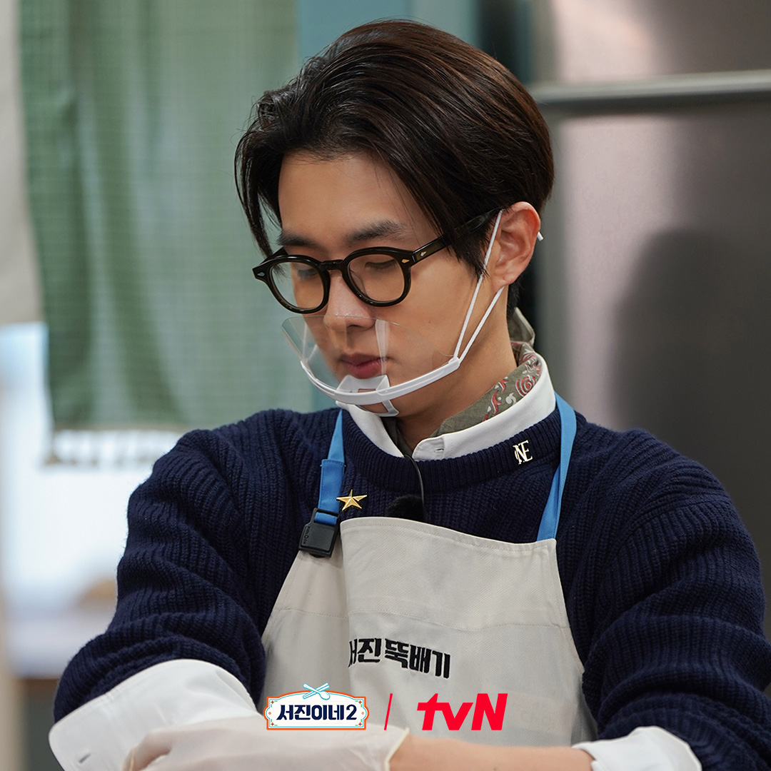 chtvn's tweet photo. 홀은 저한테 맡기세요!
셰프 우식에서 홀 마스터 최로 변신 완료✨️

<서진이네2>
✔ [금] 저녁 8:40 방송
#서진이네2
#이서진 #정유미 #박서준 #최우식 #고민시
#tvN #tvN에서봐 #스트리밍은TVING https://t.co/DyNKRvhVss