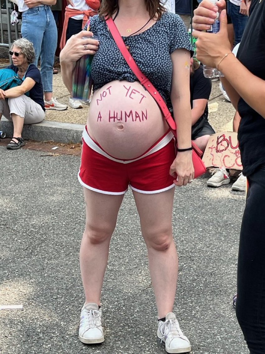 myslozbir's tweet image. Kiedy USA odrzuciły decyzję z 1973 z procesu #RoeVsWade, która ZMUSZAŁA stany na poziomie federalnym do legalizacji aborcji, to aborcjonistki wpadły w furię.

Tu: matka-aborcjonistka (sic!) napisała na własnym, ciężarnym brzuchu o swoim dziecku: "To jeszcze nie człowiek".
Smutne.