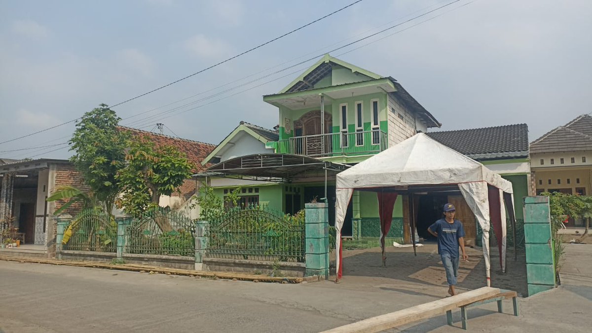 ArzaLely's tweet photo. Tumben agak bersih wkwk, foto rumah dr kurir yg ngirim paket https://t.co/rwvC646fae