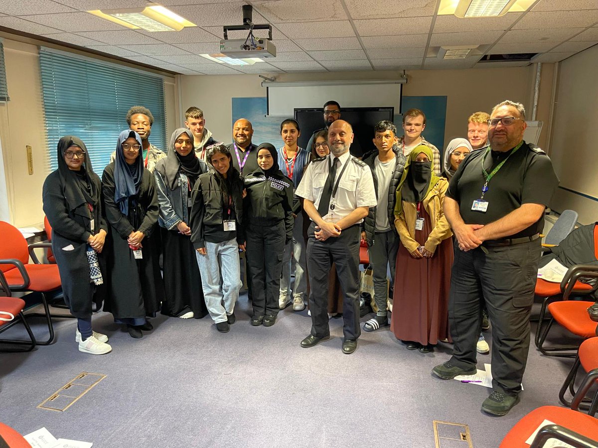 WYP_SaferBD's tweet photo. PC Huss and PC Mo facilitated the BD Youth IAG meeting last night. PC Shamza, who has recently been recognised in the King's birthday Honours list, also attended to speak to members about her journey into Policing. Also in attendance was BD SLT, CI Bash Anwar and PS Omi Khan. https://t.co/kuEhTjkwiO