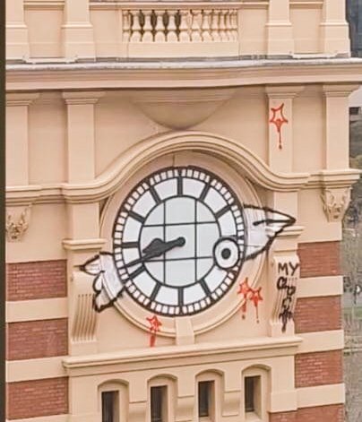 Nevele79's tweet photo. Pam the Bird made it onto Flinders Station Clock Tower! 
Now I know it's not the best graffiti artist of Melbourne, but holy cow, they made it up there 😂

#graffiti #Melbourne #flindersstation https://t.co/kZvcgLdXa5