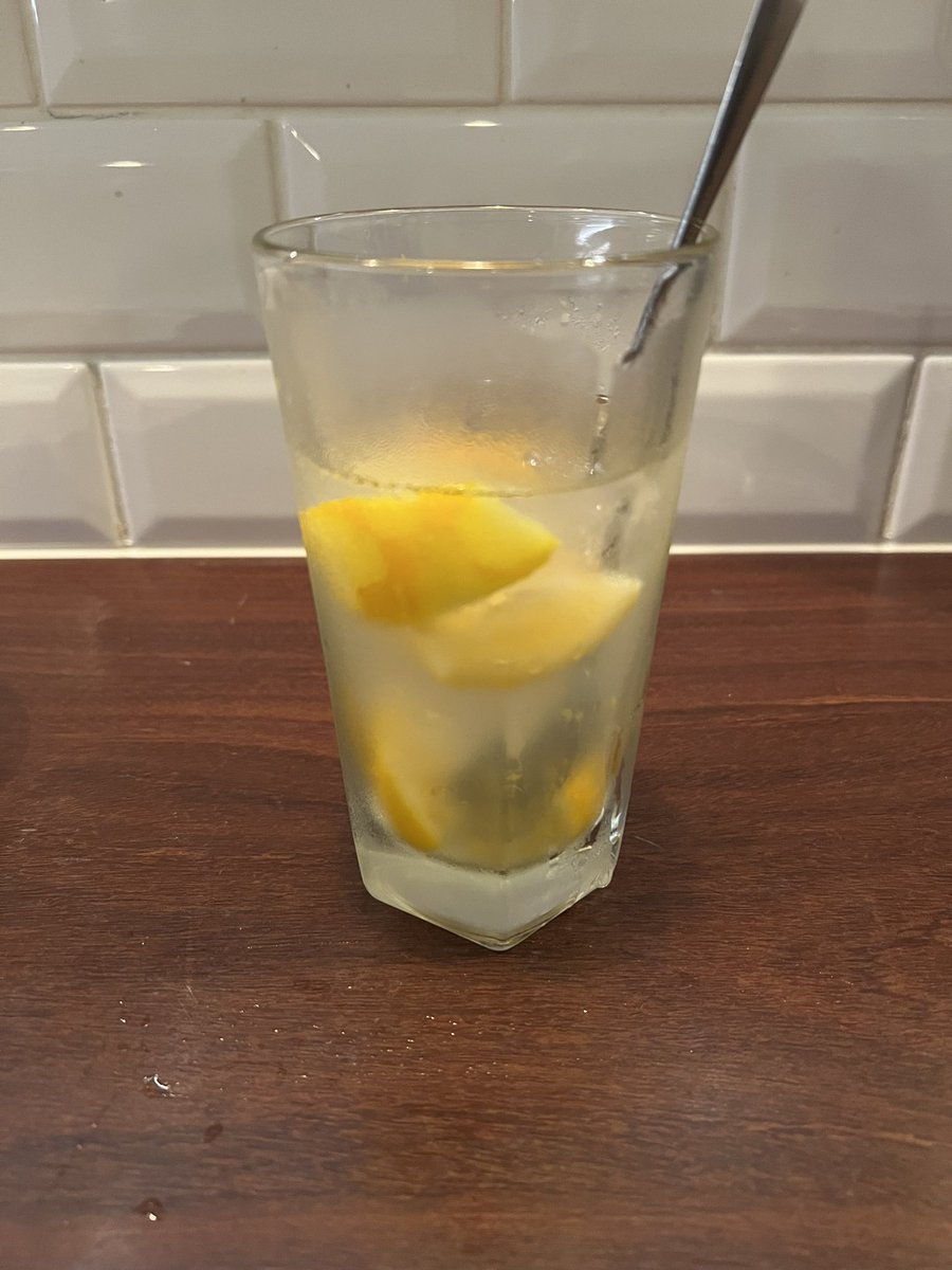 hideaki_302's tweet photo. 今まで飲んだ中で、1番美味しいレモンサワー🍋 https://t.co/lsrZywO57b