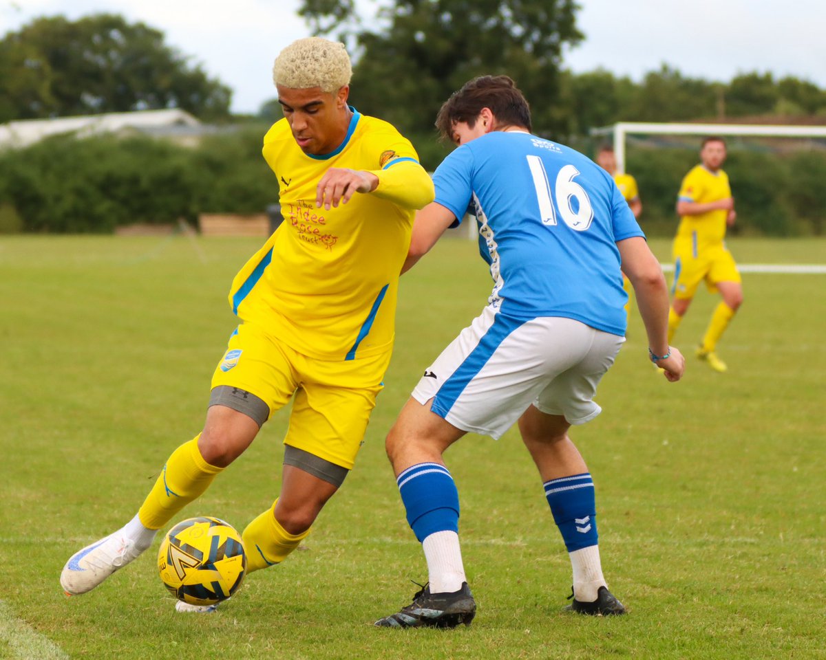 DarrylRobison's tweet photo. Always a pleasure to share the touch line with @NickyHayesPhoto last night for some preseason pictures between @HullbridgeFC vs @ConcordRangers
#FootballPhotography
#SportsPhotography
#GameDayPhotos
#FootballMoments
#FieldAction
#FootballLife
#SportsPhotographer https://t.co/qi7SyA89FG