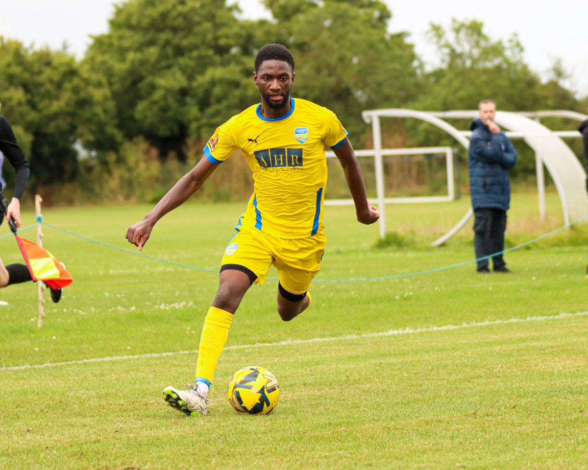 DarrylRobison's tweet photo. Always a pleasure to share the touch line with @NickyHayesPhoto last night for some preseason pictures between @HullbridgeFC vs @ConcordRangers
#FootballPhotography
#SportsPhotography
#GameDayPhotos
#FootballMoments
#FieldAction
#FootballLife
#SportsPhotographer https://t.co/qi7SyA89FG