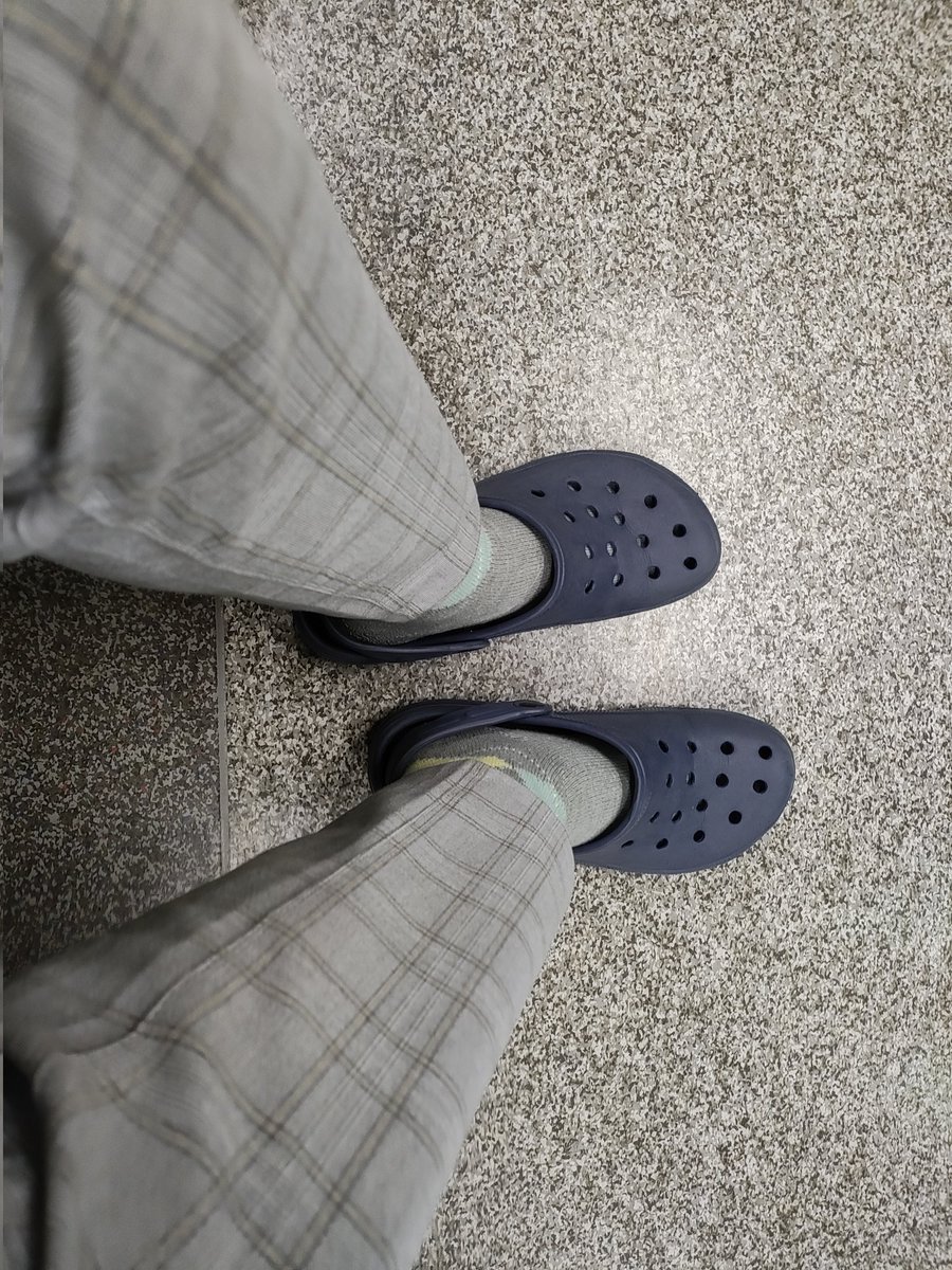 daguyuan's tweet photo. 会社用サンダルで帰っちゃった https://t.co/Cvoz1eI0PP